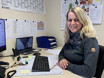Foto von Tina Schlossbauer am Arbeitsplatz